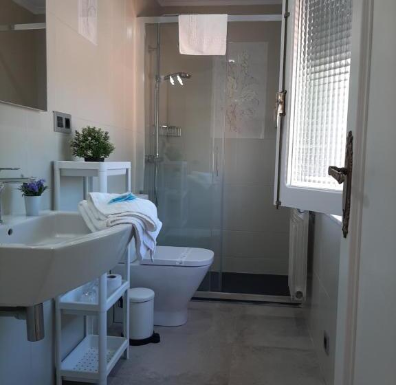 חדר משפחתי, Alvaro