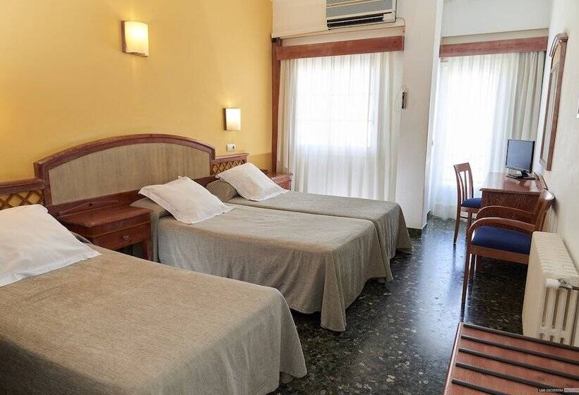 اتاق استاندارد سه نفره, Hostal Illes Pitiüses