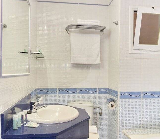 Четырехместный Номер Стандарт, Hostal Illes Pitiüses
