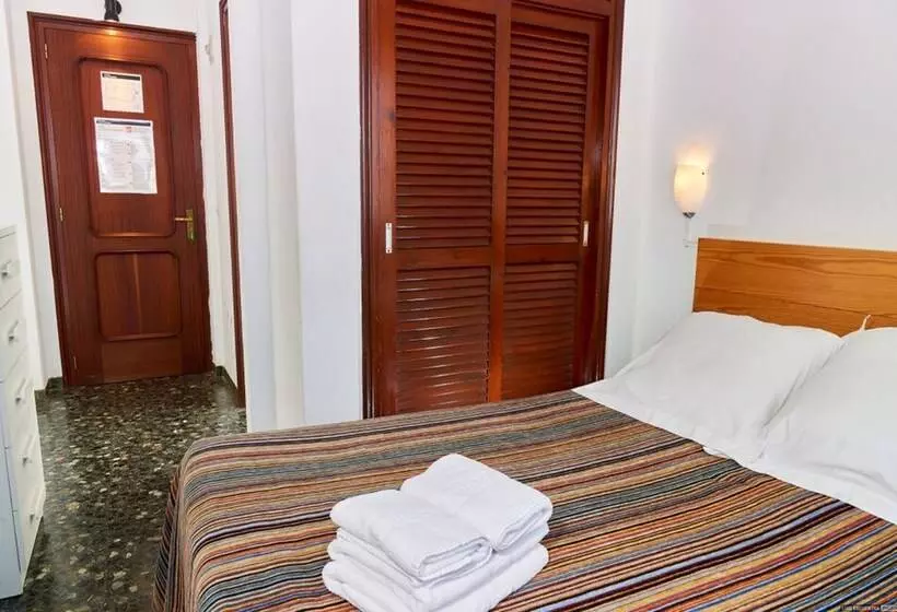 ベーシックルーム, Hostal Illes Pitiüses