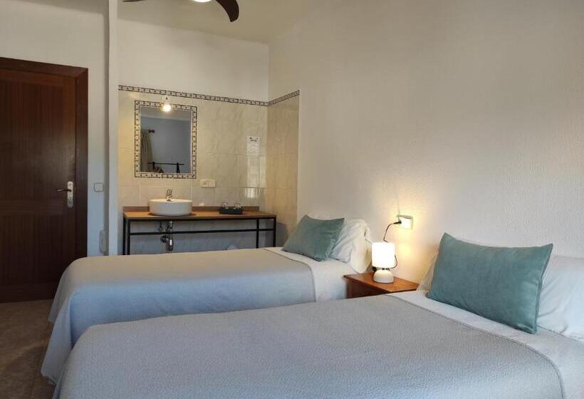 带共用浴室的标准房间, Hostal Nadal