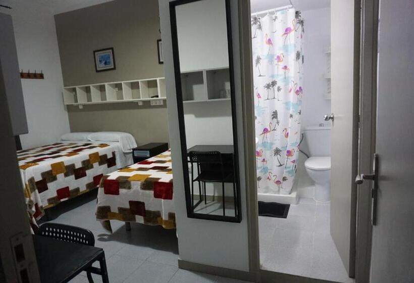 اتاق استاندارد چهارنفره با بالکن, Pensión Casa Blanca