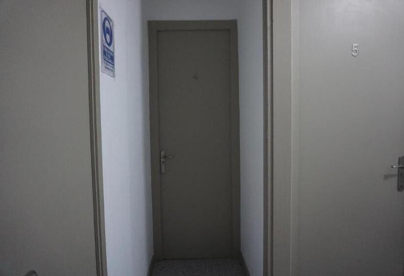 اتاق استاندارد چهارنفره با بالکن, Pensión Casa Blanca