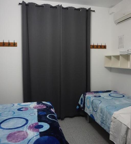 اتاق سهنفرۀ استاندارد با سرویس بهداشتی بیرون از اتاق, Pensión Casa Blanca