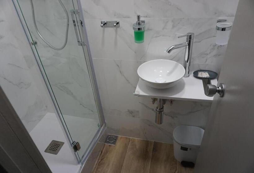 اتاق سهنفرۀ استاندارد با سرویس بهداشتی بیرون از اتاق, Pensión Casa Blanca