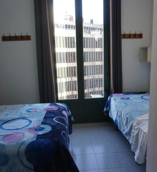 اتاق سهنفرۀ استاندارد با سرویس بهداشتی بیرون از اتاق, Pensión Casa Blanca