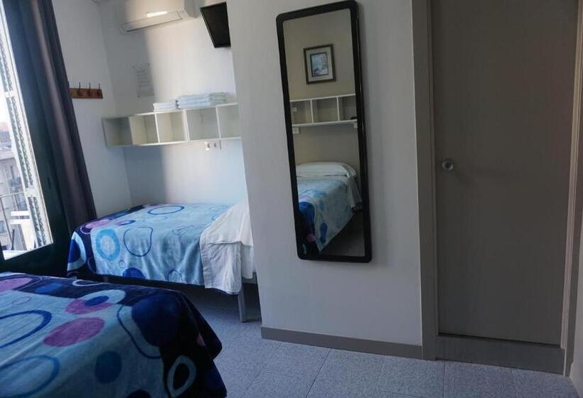 اتاق سهنفرۀ استاندارد با سرویس بهداشتی بیرون از اتاق, Pensión Casa Blanca