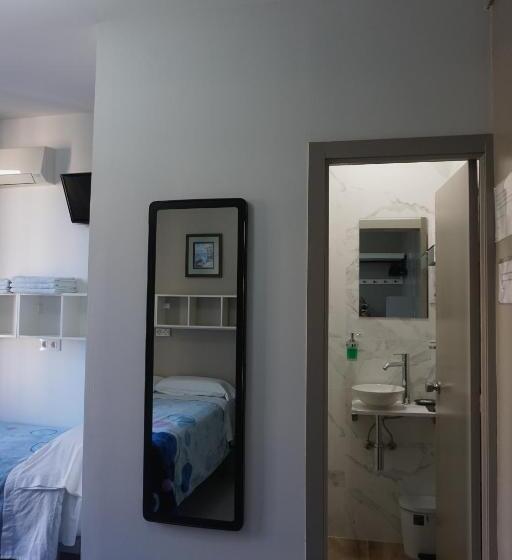 اتاق سهنفرۀ استاندارد با سرویس بهداشتی بیرون از اتاق, Pensión Casa Blanca