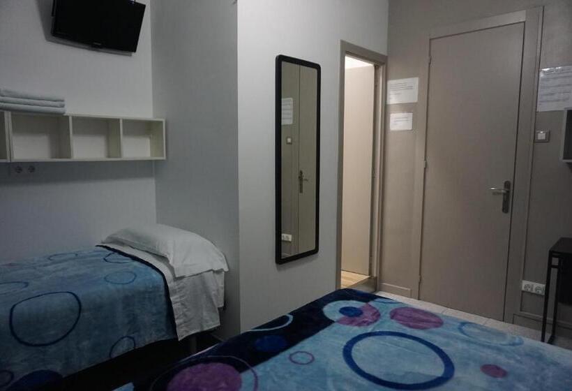 اتاق سهنفرۀ استاندارد با سرویس بهداشتی بیرون از اتاق, Pensión Casa Blanca