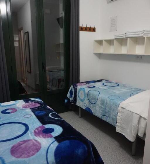 اتاق سهنفرۀ استاندارد با سرویس بهداشتی بیرون از اتاق, Pensión Casa Blanca