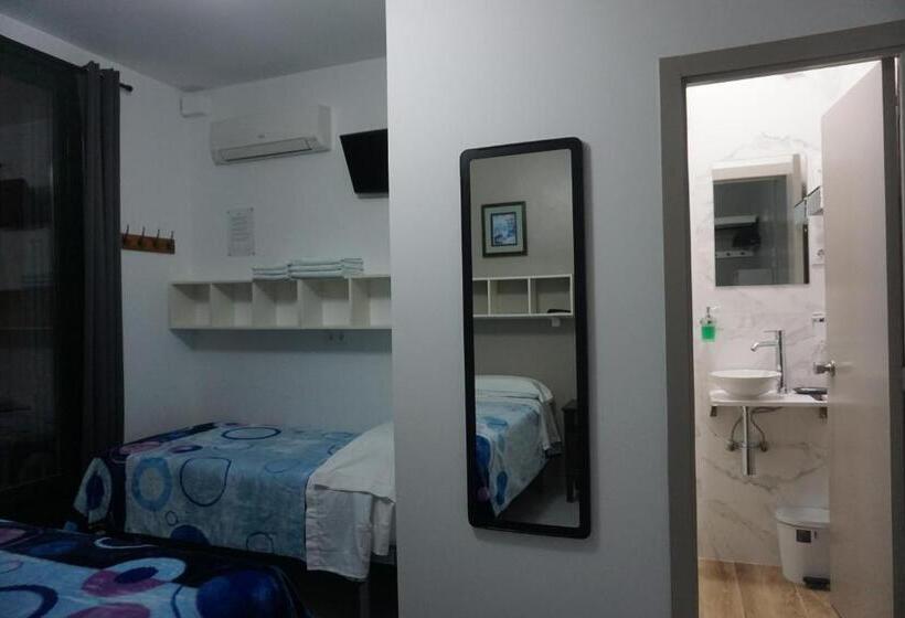 اتاق سهنفرۀ استاندارد با سرویس بهداشتی بیرون از اتاق, Pensión Casa Blanca