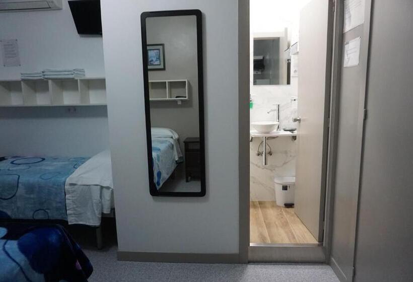 اتاق سهنفرۀ استاندارد با سرویس بهداشتی بیرون از اتاق, Pensión Casa Blanca