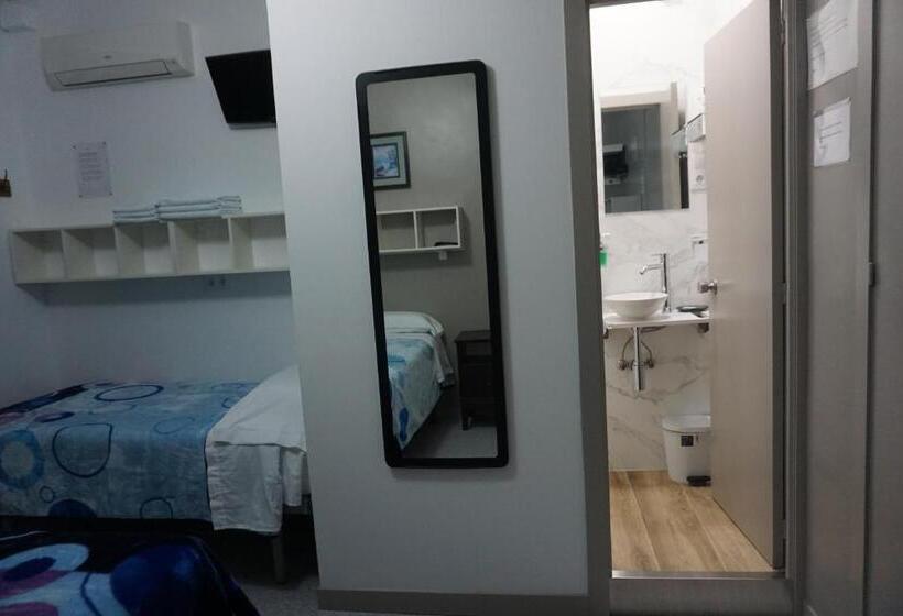 اتاق سهنفرۀ استاندارد با سرویس بهداشتی بیرون از اتاق, Pensión Casa Blanca