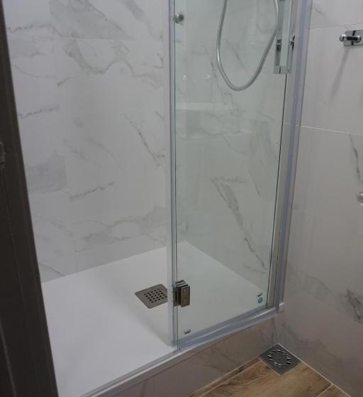 اتاق سهنفرۀ استاندارد با سرویس بهداشتی بیرون از اتاق, Pensión Casa Blanca