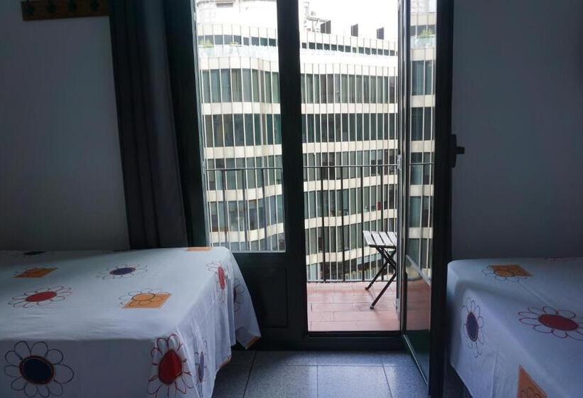 اتاق سهنفرۀ استاندارد با سرویس بهداشتی بیرون از اتاق, Pensión Casa Blanca