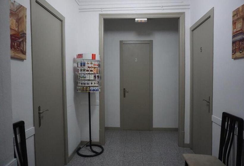 اتاق سهنفرۀ استاندارد با سرویس بهداشتی بیرون از اتاق, Pensión Casa Blanca