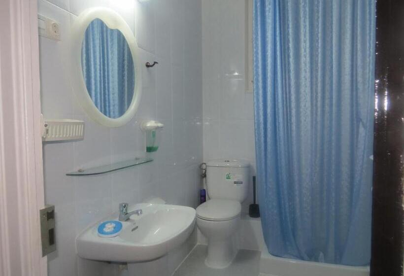 اتاق سهنفرۀ استاندارد با سرویس بهداشتی بیرون از اتاق, Pensión Casa Blanca