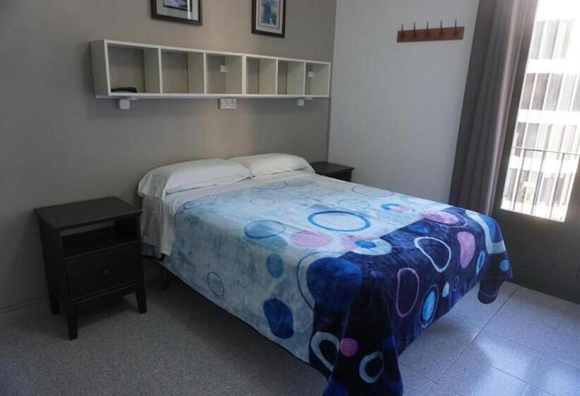 اتاق سهنفرۀ استاندارد با سرویس بهداشتی بیرون از اتاق, Pensión Casa Blanca