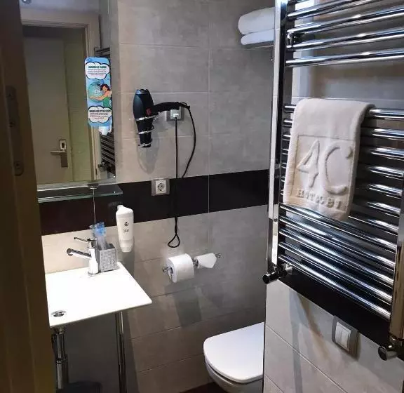 اتاق خانوادگی, Hostal 4c Cuatro Caminos