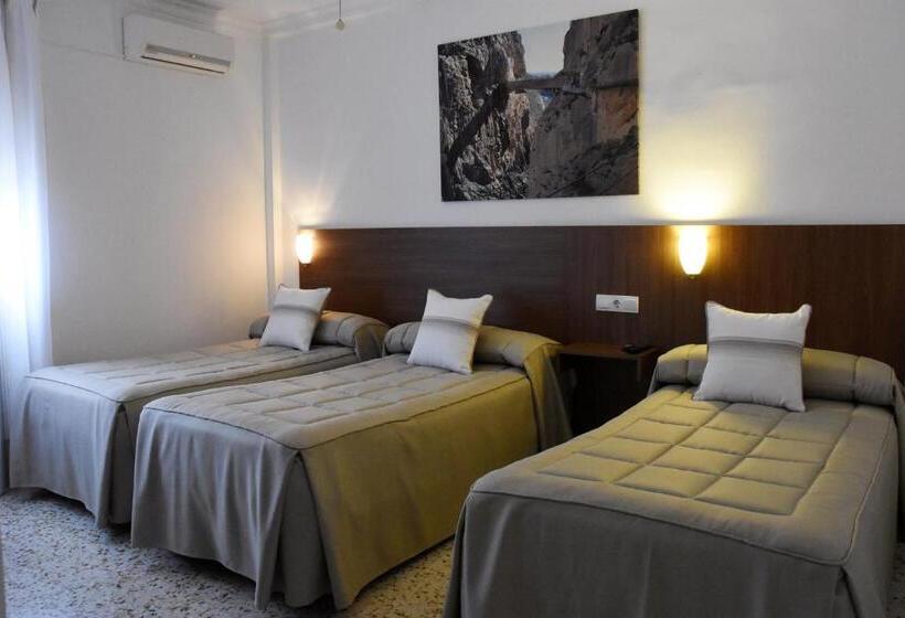 חדר סטנדרט לשלושה, Hostal Restaurante El Cruce