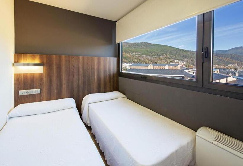 Quarto Familiar Superior, Avenida