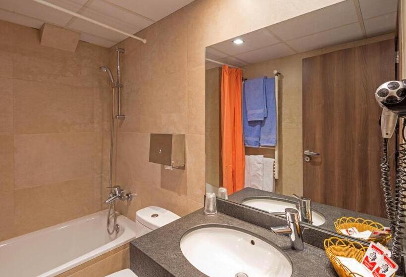 컴포트 트리플 룸, Avenida