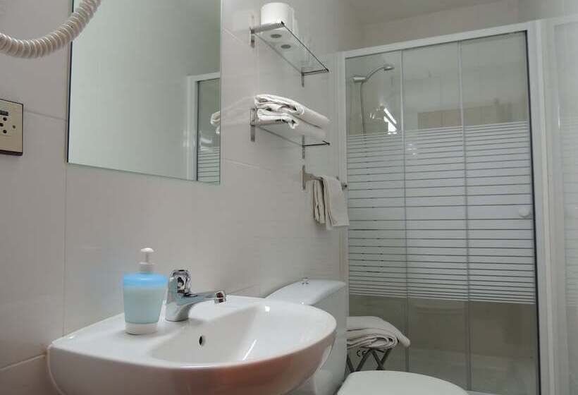 اتاق استاندارد سه نفره, Hostal Cervantes