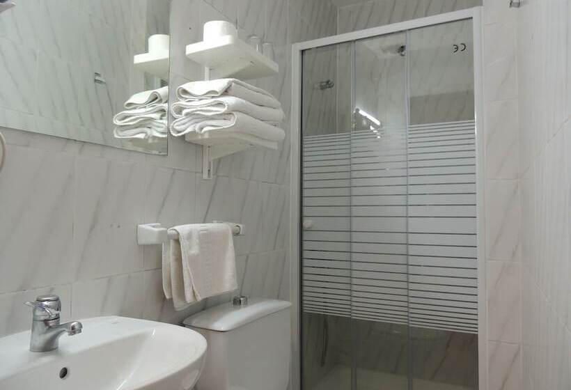 اتاق استاندارد سه نفره, Hostal Cervantes