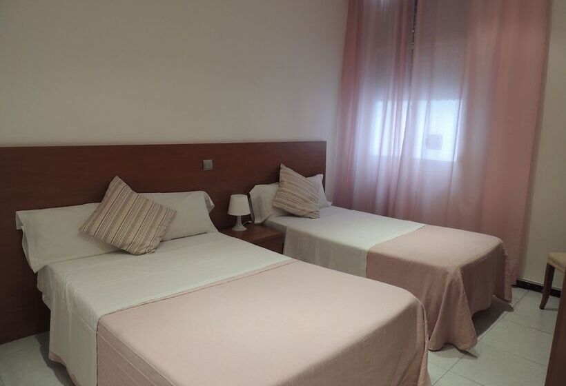 اتاق استاندارد سه نفره, Hostal Cervantes