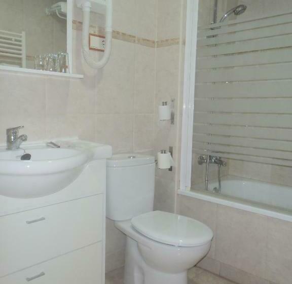 اتاق استاندارد سه نفره, Hostal Fronton