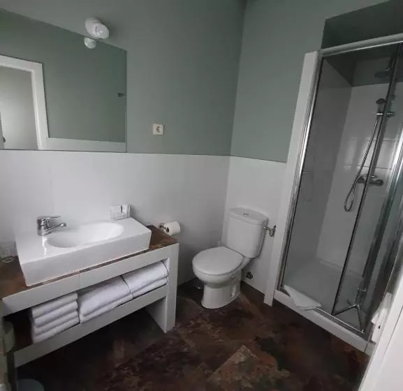 Habitación Triple Estándar, Hostal Riesco