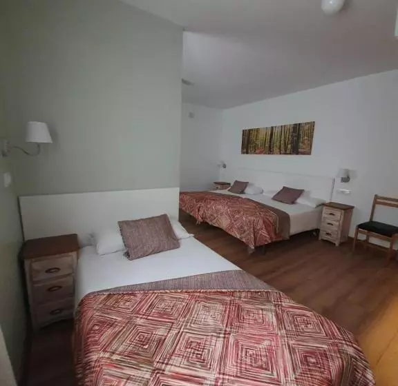 Habitación Triple Estándar, Hostal Riesco