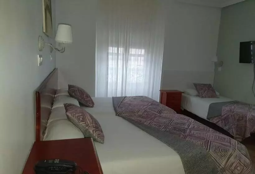 Habitación Triple Estándar, Hostal Riesco