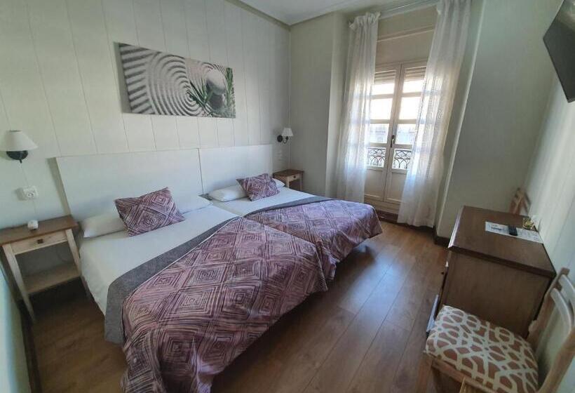 اتاق لوکس با بالکن, Hostal Riesco