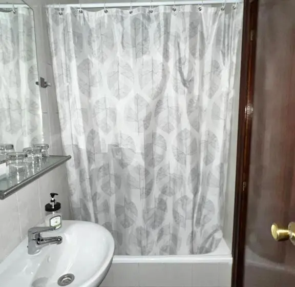اتاق استاندارد سه نفره, Hostal Río Paraná