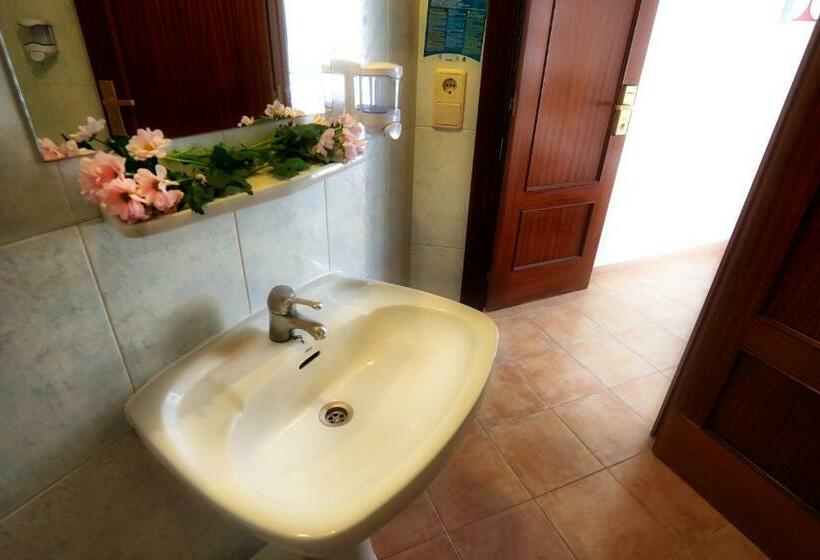 اتاق استاندارد سه نفره, Santa Faz