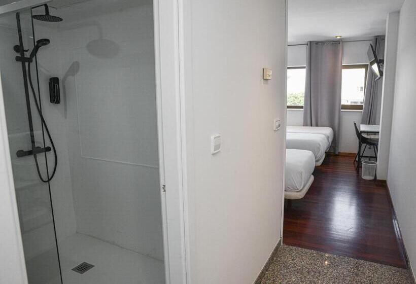 اتاق استاندارد سه نفره, Chips Ferrol