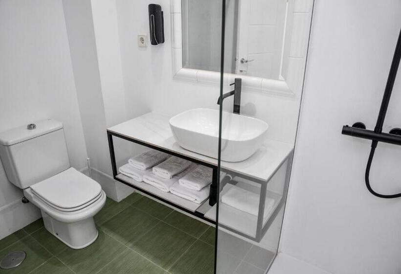 اتاق استاندارد سه نفره, Chips Ferrol