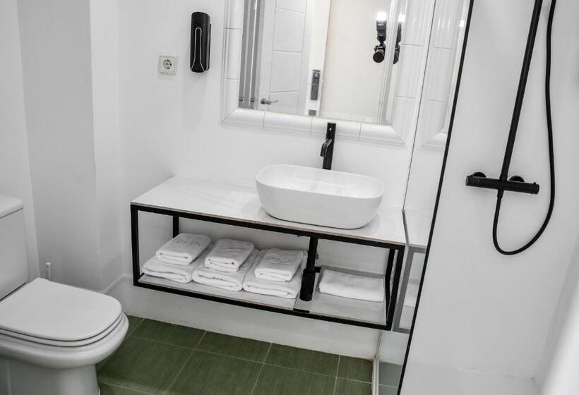 اتاق استاندارد سه نفره, Chips Ferrol