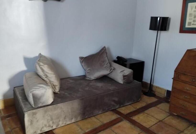 סוויטת ג'וניור, Casa Del Abad