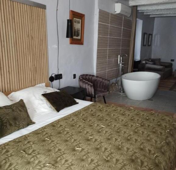 סוויטת ג'וניור, Casa Del Abad