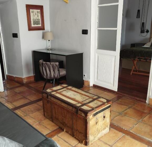 סוויטת ג'וניור, Casa Del Abad