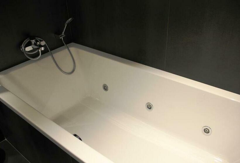 سوییت جونیور, Mercure Madrid Centro