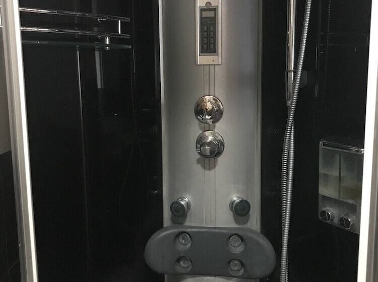 شقة غرفة واحدة, Pensión Albergue O Pedregal