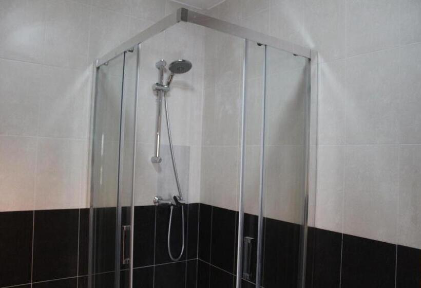 شقة غرفتين, Pensión Albergue O Pedregal