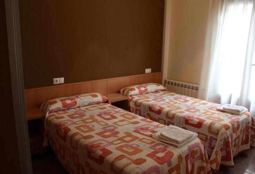 דירת שני חדרים, Pensión Albergue O Pedregal