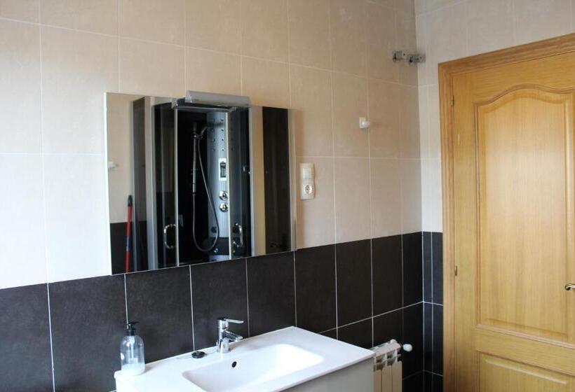 شقة غرفة واحدة, Pensión Albergue O Pedregal