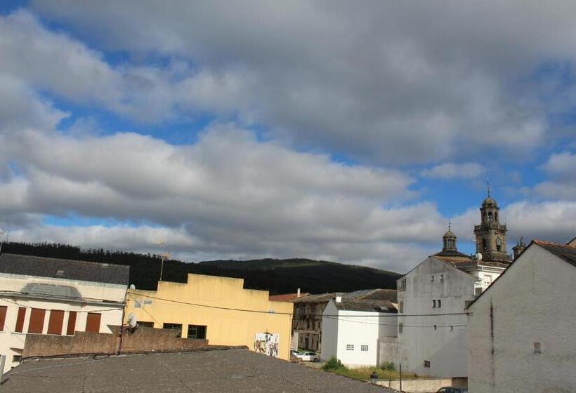 شقة غرفة واحدة, Pensión Albergue O Pedregal