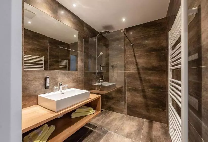 سوئیت جونیور با چشم‌انداز کوهستان, Aktivhotel Pehab