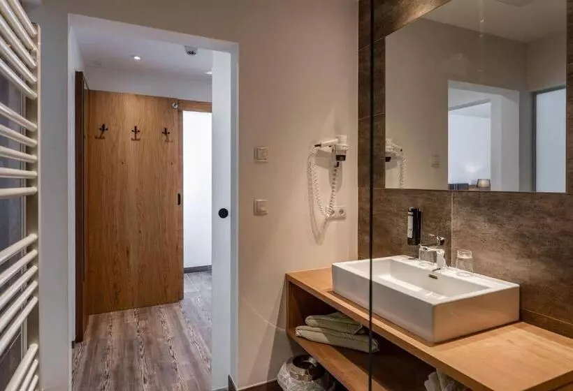 سوئیت جونیور با چشم‌انداز کوهستان, Aktivhotel Pehab